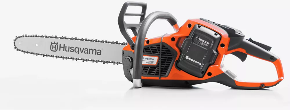 Eine orange Husqvarna Kettensäge auf weißem Hintergrund.